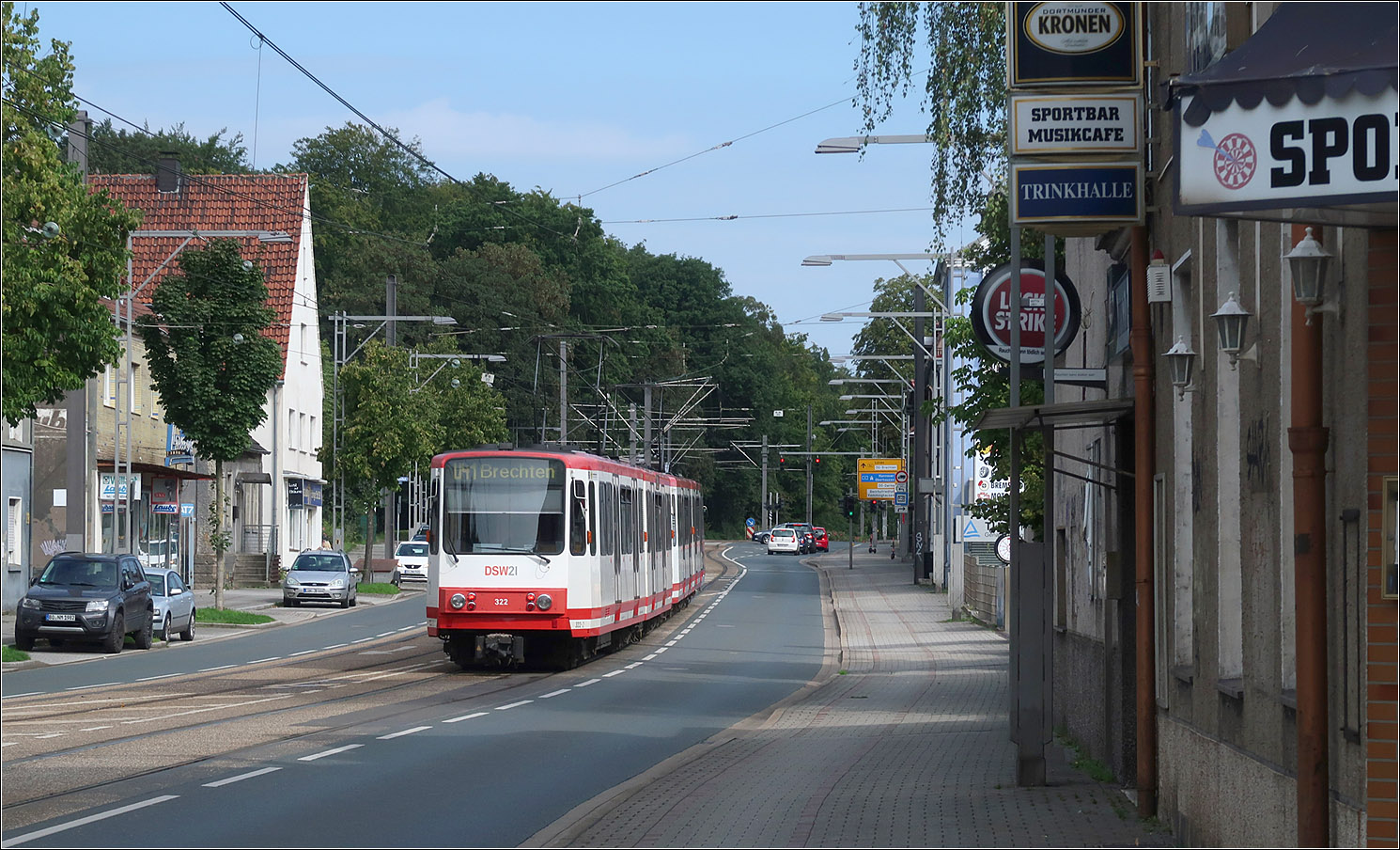 Entlang der U41 in Dortmund - 

Nachschuss auf die B6-Doppeltraktion 314 + 322 in Dortmund-Eving zwischen den Haltestellen Externberg und Grävingholz.

21.08.2023 (M)