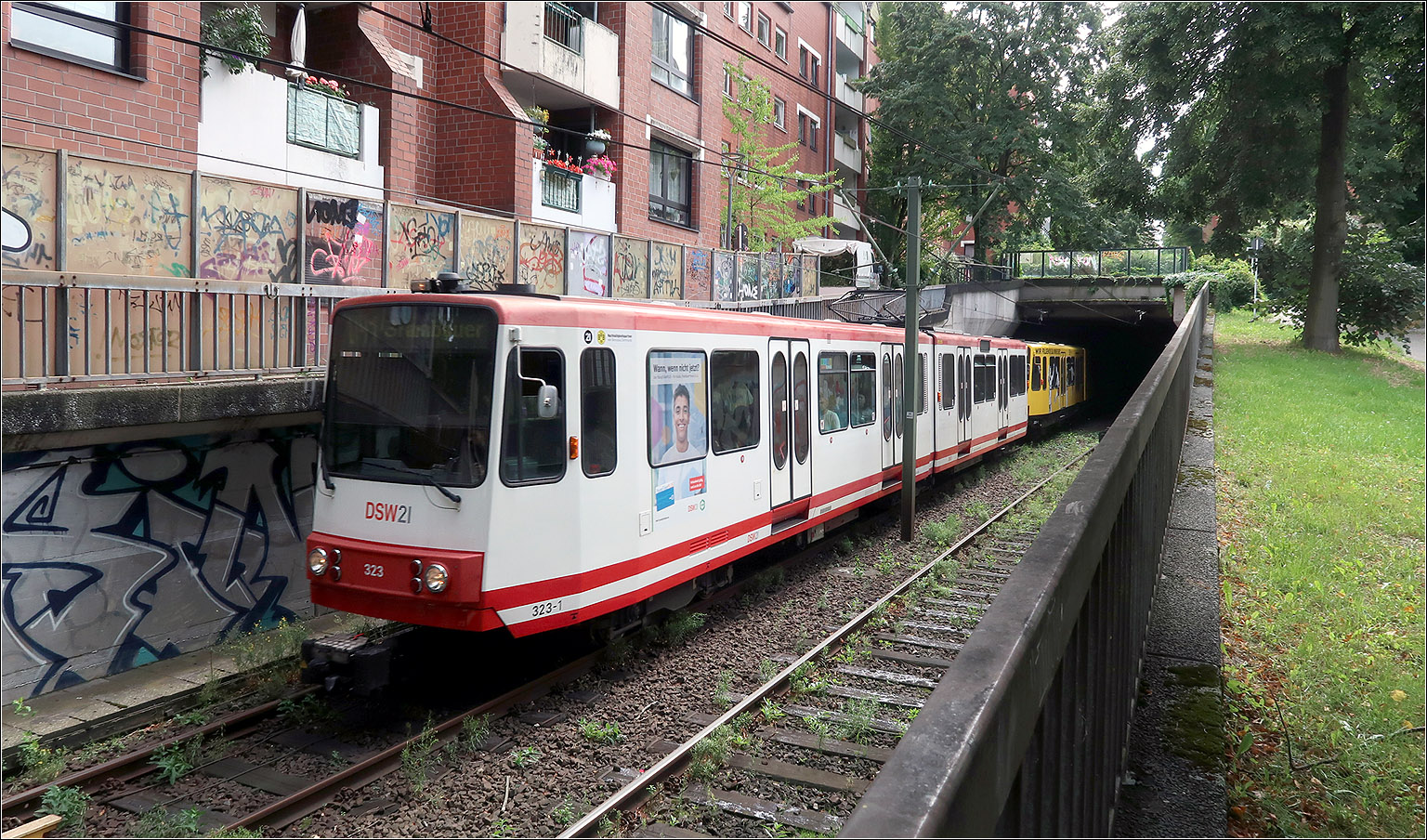 Entlang der U41 in Dortmund - 

Nördlich vom Bahnhof Hörde kommt die Stadtbahnstrecke kurz ans Tageslicht, da hier die Talsenke der Emscher gequert wird. B-Wagen 323 kommt hier aus der ältesten Tunnelausfahrt der Stadtbahn in Dortmund.

21.08.2023 (M)
