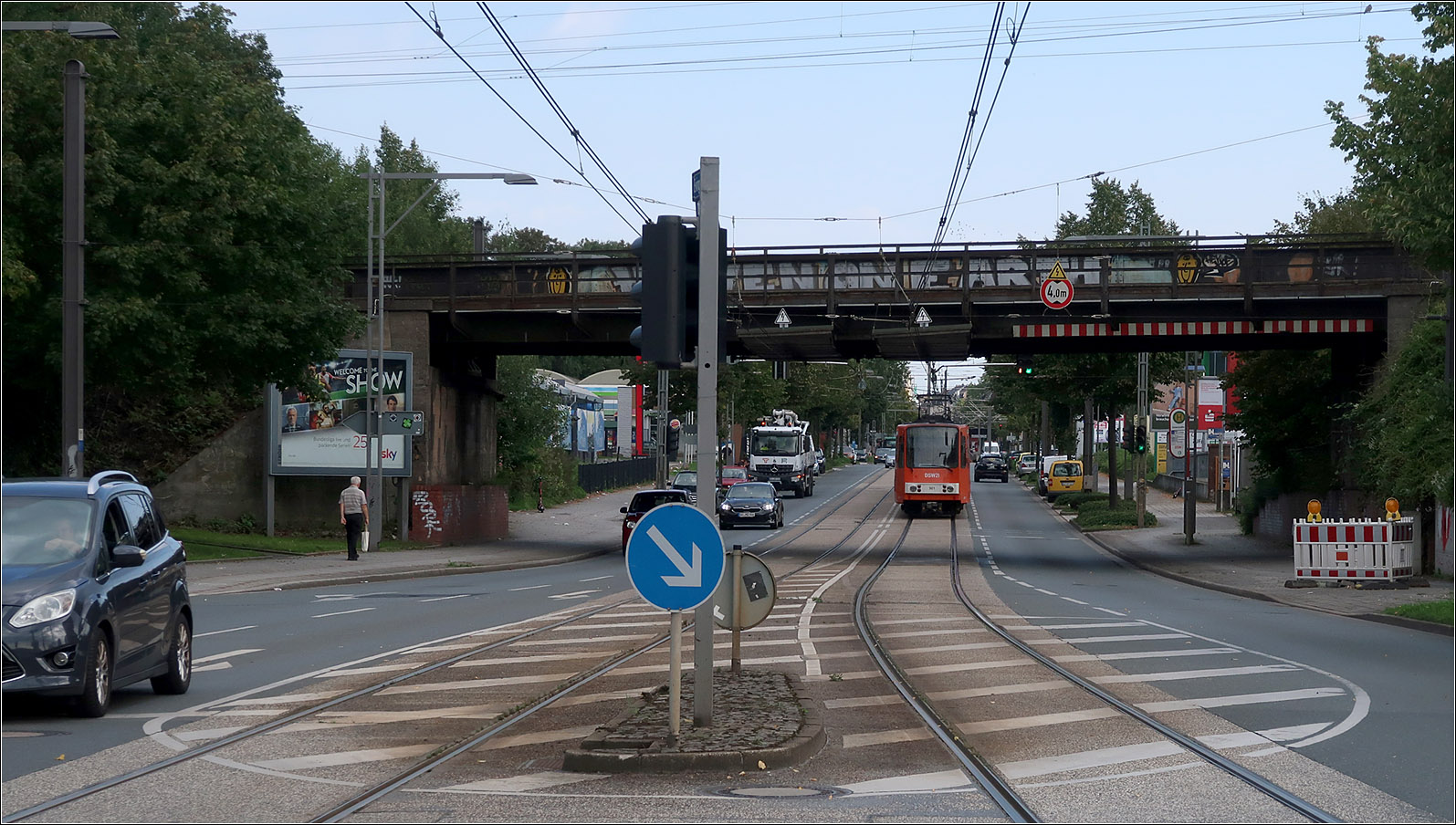 Entlang der U41 in Dortmund - 

Nördlich der Haltestelle Güterstraße kreuzt die Dortmunder Güterumgehungsbahn auf einer Brücke die Evinger Straße in der auch die Stadtbahnlinie U41 verkehrt. Eine weitere Kreuzung mit dieser Güterstrecke liegt weiter westlich, dort kreuzten sich die Güterzüge niveaugleich mit den Stadtbahnen der Linie U47.

21.08.2023 (M)