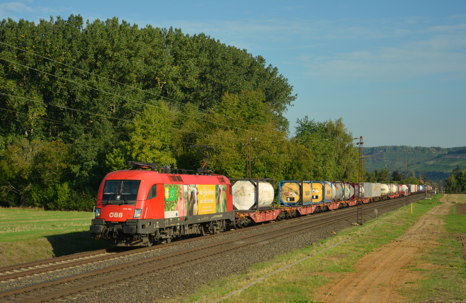 Entweder ganz oder gar nicht! ÖBB Tauri mit Vollreklame kennt man auf deutschen Gleise bereits schon lange, aber rote Stiere mit Werbung nur auf den Seitenflächen sind doch neu. Am 24.09.2022 rollte ein solch seltenes Exemplar, in Form von ÖBB 1116 165-2 mit dem Werbespruch  Mit Bio fahren wir alle besser , fern ab seiner österreichischen Heimat bei Himmelstadt am Fotografen vorbei.