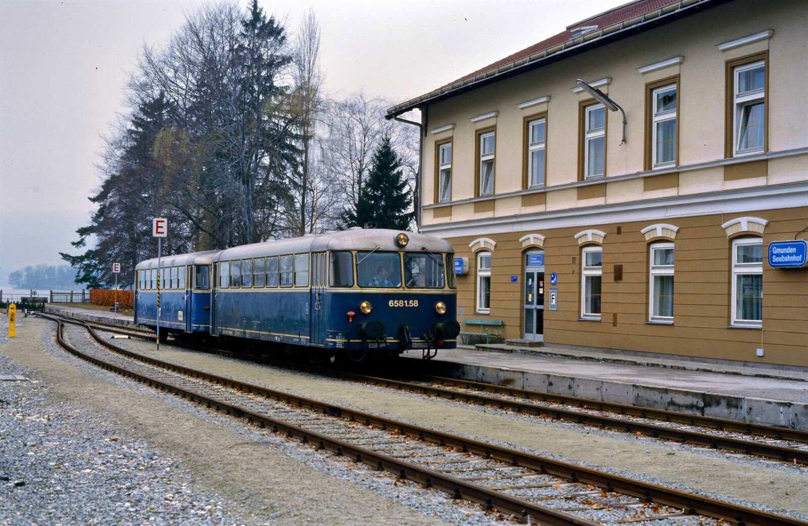 Erinnerung an den besonders schön gelegenen Seebahnhof Gmunden: Ein Uerdinger Schienenbuszug der Lokalbahn Lambach-Gmunden, zusammengestellt aus Wagen 6581.58 und Wagen 5081.52,  wartete dort am 06.04.1986 auf seine Weiterfahrt nach Lambach. 