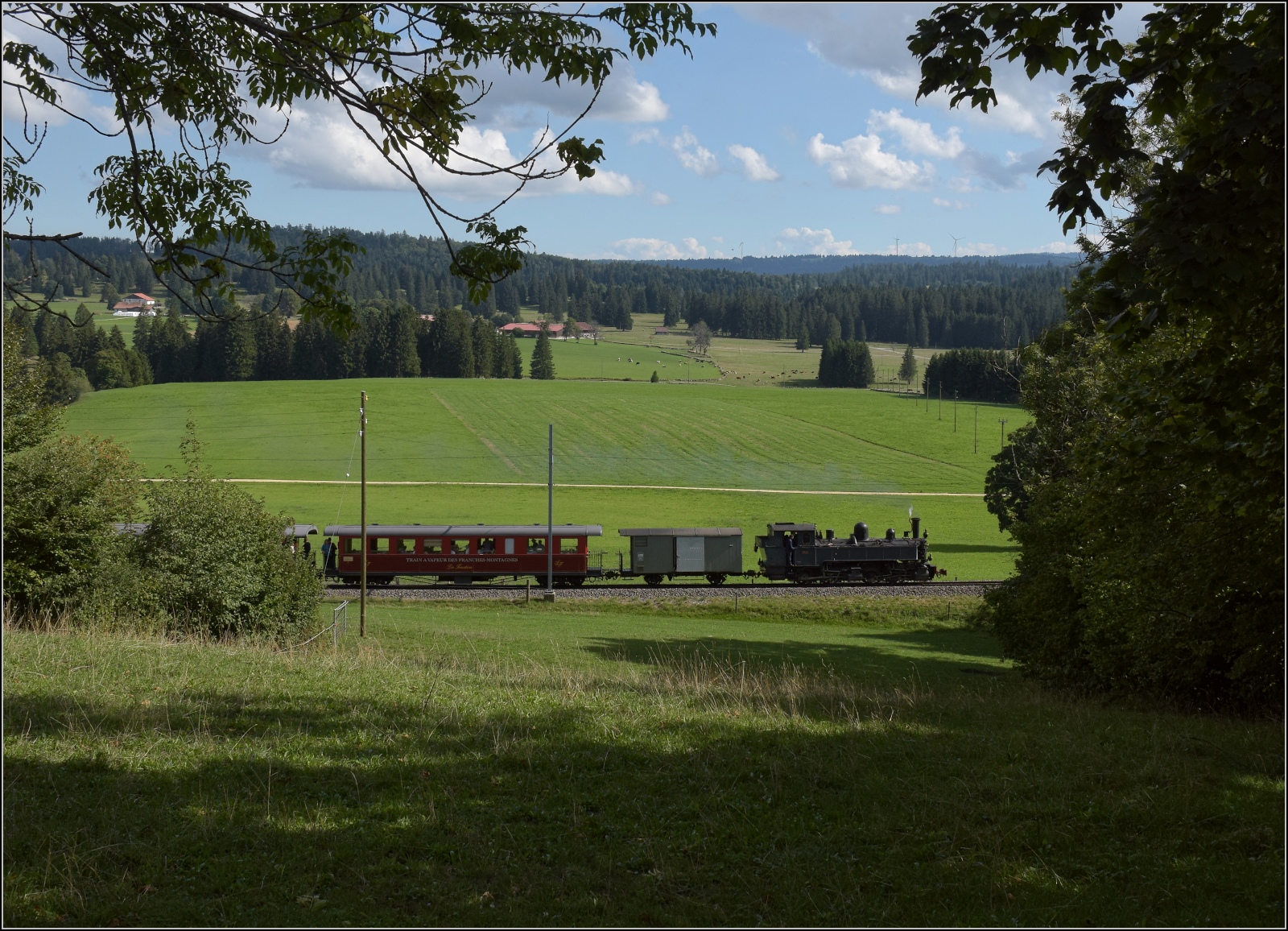 Erkennbar die Hochebenden der Freiberge hat der Sonderzug von La Traction mit CP E164 erreicht. Le Bémont, September 2022.

Sollte irgendetwas mit dem neuen Bildformat nicht passen, bitte an mich per PN, werde ich gesammelt weiterleiten.