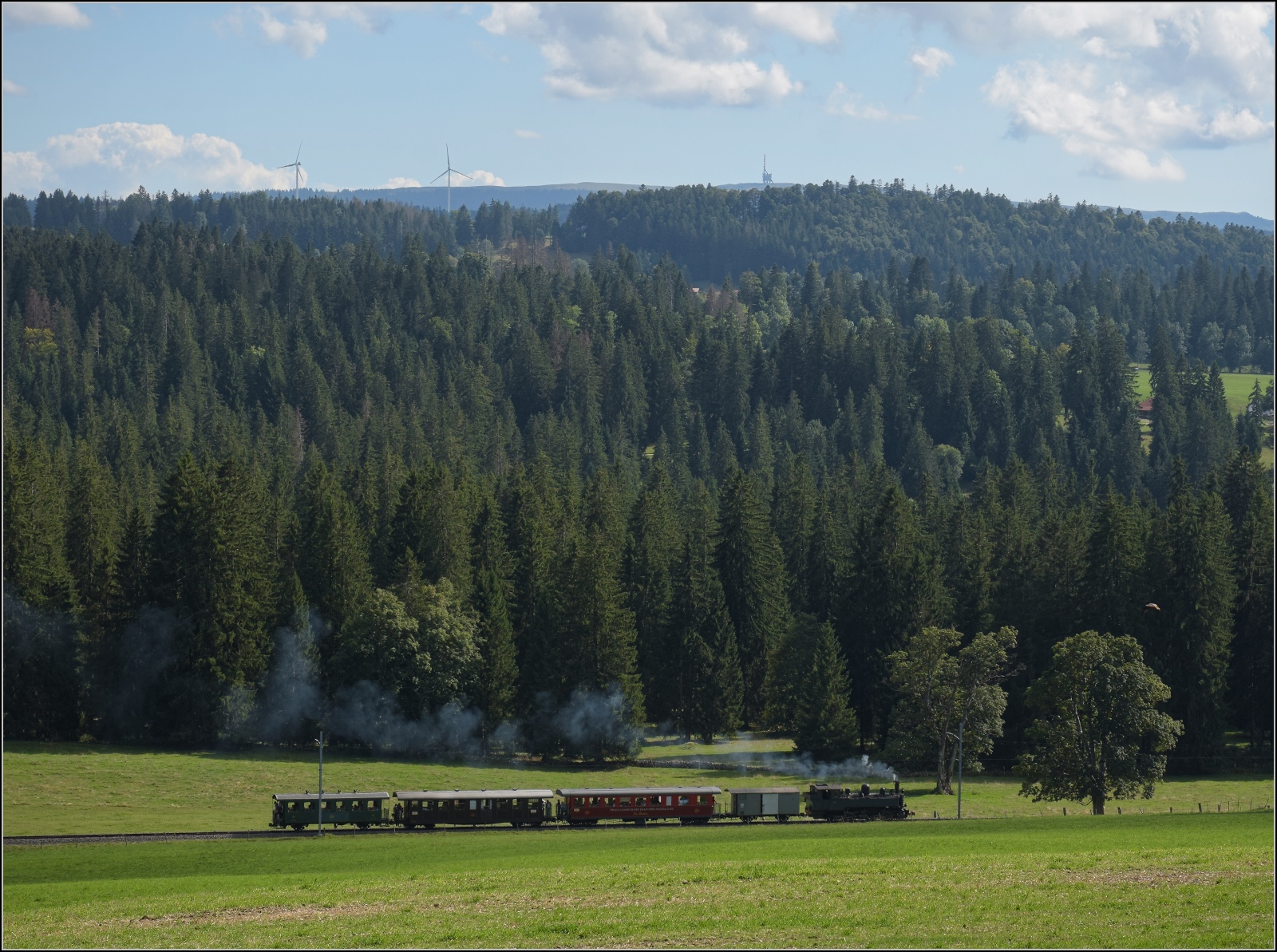 Erkennbar die Hochebenden der Freiberge hat der Sonderzug von La Traction mit CP E164 erreicht, im Hintergrund ist mit demChasseral die höchste Erhebung der Gegend zu sehen. Les Communcances-Dessous, September 2022.

Sollte irgendetwas mit dem neuen Bildformat nicht passen, bitte an mich per PN, werde ich gesammelt weiterleiten.