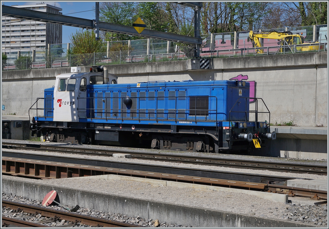 Erneut bekam ich ein Diesellok vor die Linse, bei welcher ich trotz der UIC Nummer 92858846 601-3 und der Anschrift  TRAVYS  keine weiteren Information fand. 
Die Lok konnte ich in Morges fotografieren. 
Vielleicht hat jemand weitere Infos.

16. April 2026