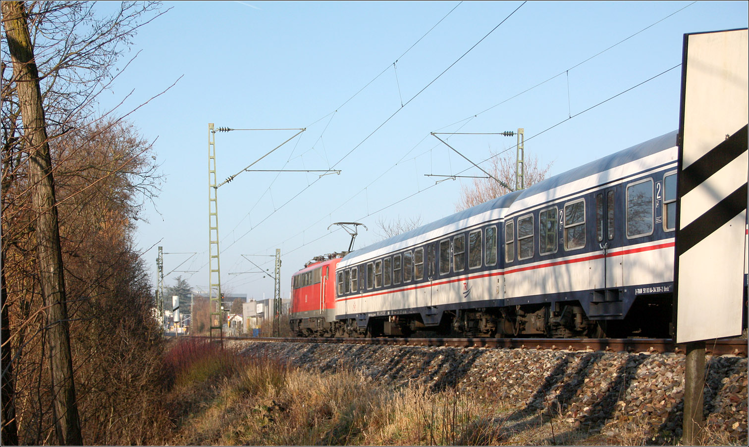 Ersatzzug auf der Remsbahn - 

Da die Flirt-2 Triebwagen so nach und nach auf das ETCS-Kontrol-System umgerüstet werden, werden manche RE-Kurse mit älteres Wagenmaterial gefahren. Hier ein Nachschuss auf einen TRI-Zug gezogen von einer Lok der Baureihe 111.
Eine 111 in S-Bahn-Lackierung kann derzeit auf der Remsbahn auch beobachtet werden.

Kernen-Rommelshausen, 14.02.2023 (M)