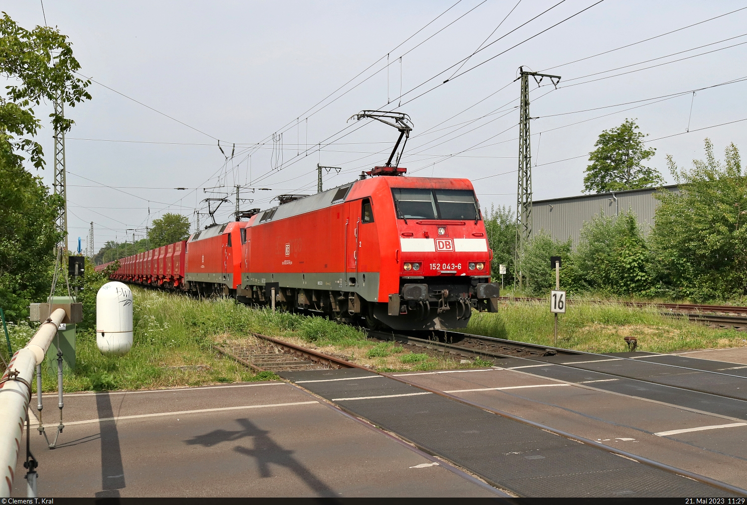 Erzzug mit 152 043-6 und 152 123-6 (Siemens ES64F) wurde an der Schranke in Magdeburg-Sudenburg Richtung Magdeburg Hbf erwischt.

🧰 DB Cargo
🕓 21.5.2023 | 11:29 Uhr