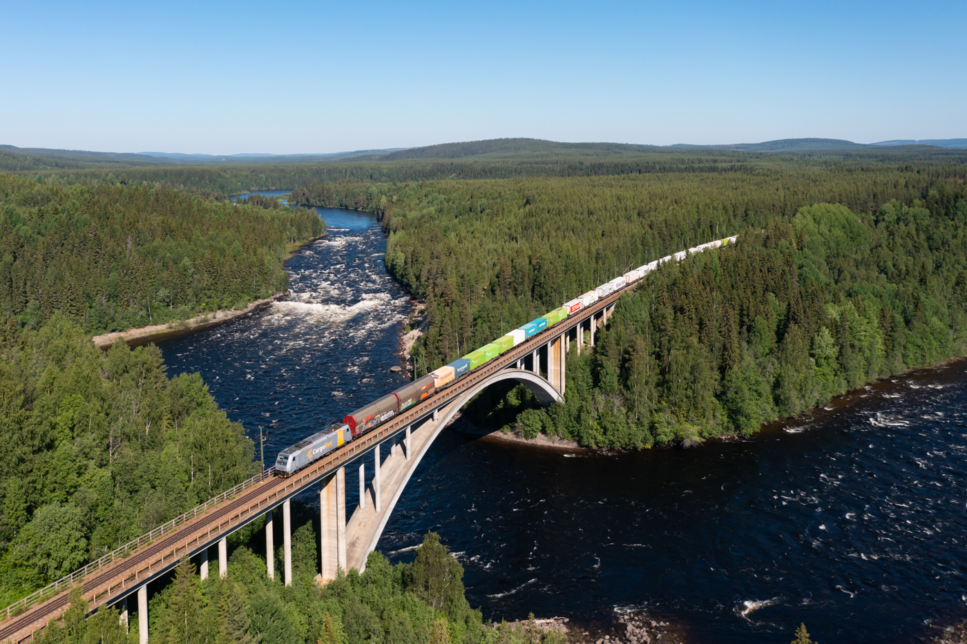 Es ist der 25.06.2022, Mittsommertag in Schweden. An diesem schönen Tag ist der zweite der beiden ARE südlich von Vindeln in Richtung Südschweden und Norwegen unterwegs.