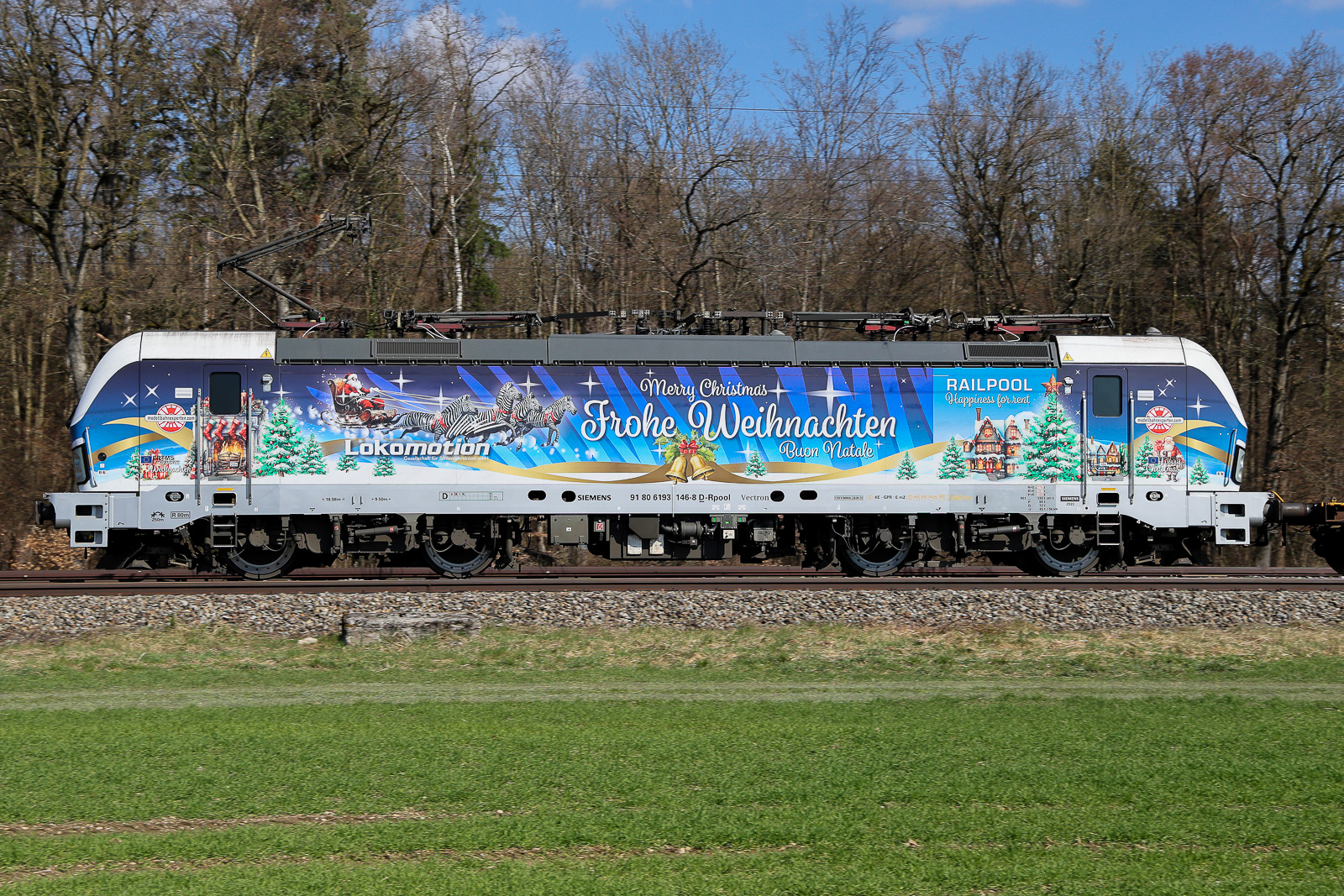 Es gibt sie also doch noch die Weihnachtslok. 193 146 am 20.3.26 bei Eglharting. Angeblich gibts den Vertrag für die Bemalung 3 Jahre. Dann hätte die Schönheit quasi ja noch etwas Frist.