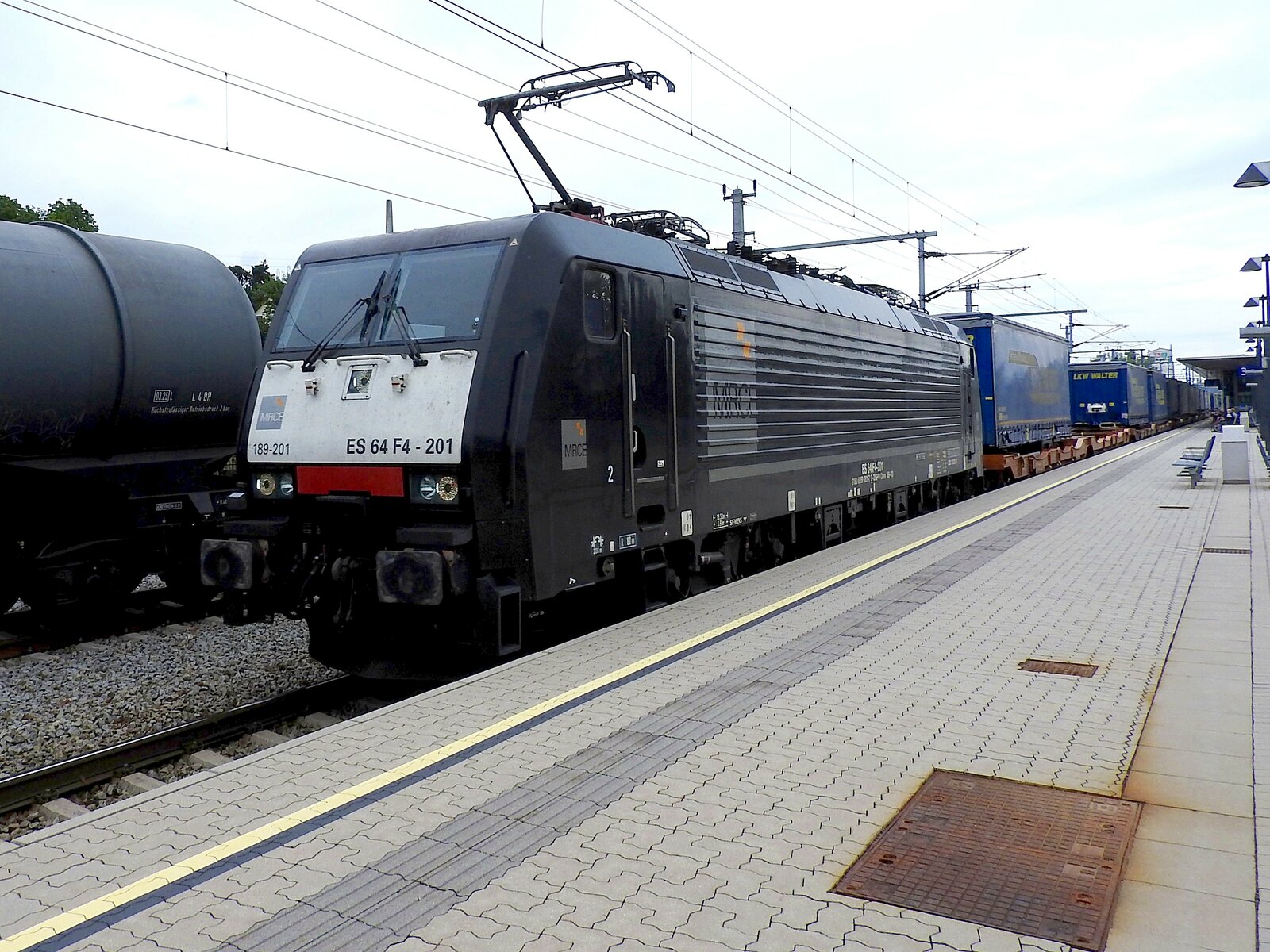 ES64F4-201(91806189201-7_D-DISPO),MRCE  zieht einen Flachwagenzug mit  Walter-Auflieger  durch den Bhf. Schärding in Richtung Deutschland;(Aufnahmeort Bahnsteig 2-3) 220821