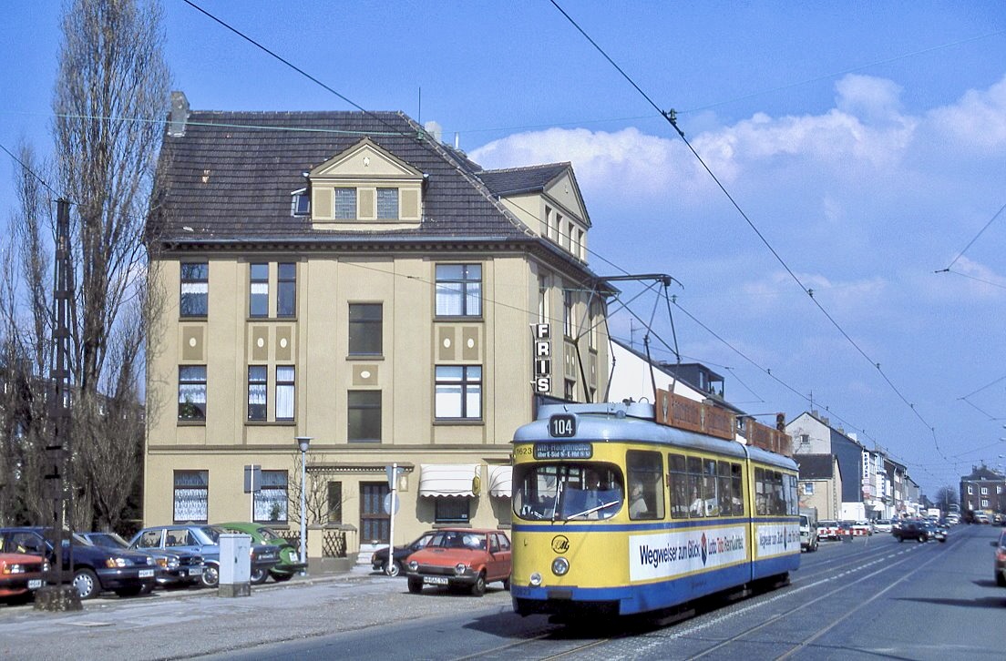 
Essen 1623, Mühlheim Aktienstraße, 02.04.1987.


Der Essener Tw 1623 ist auf der damaligen Gemeinschaftslinie 104 in Mühlheim in der Aktienstraße stadteinwärts unterwegs, 02.04.1987. 