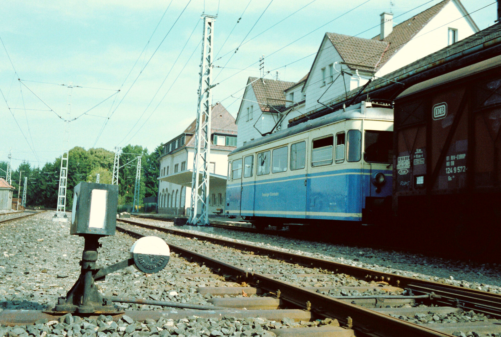 Esslinger T5 (von 1956) vor dem Bahnhof Trossingen-Stadt.
Datum: 01.09.1983