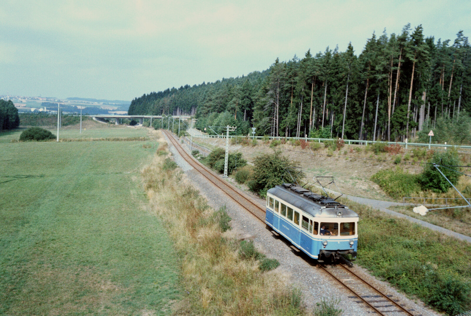 Esslinger T5 zwischen DB-Bahnhof Trossingen und Bahnhof Trossingen-Stadt.
Datum: 01.09.1983 