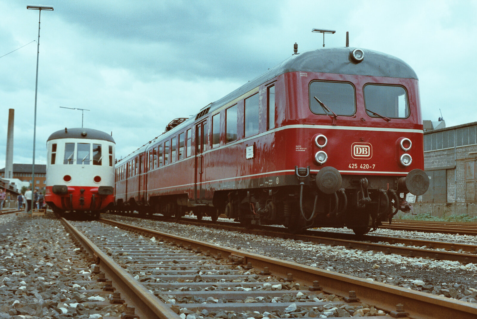 ET 11 01 (DR) und rechts daneben ein Stuttgarter Vorortzug der DB-Baureihe 425 auf einer Feier des BDEF neben dem Stuttgarter Hauptbahnhof.
Datum: 31.05.1984
