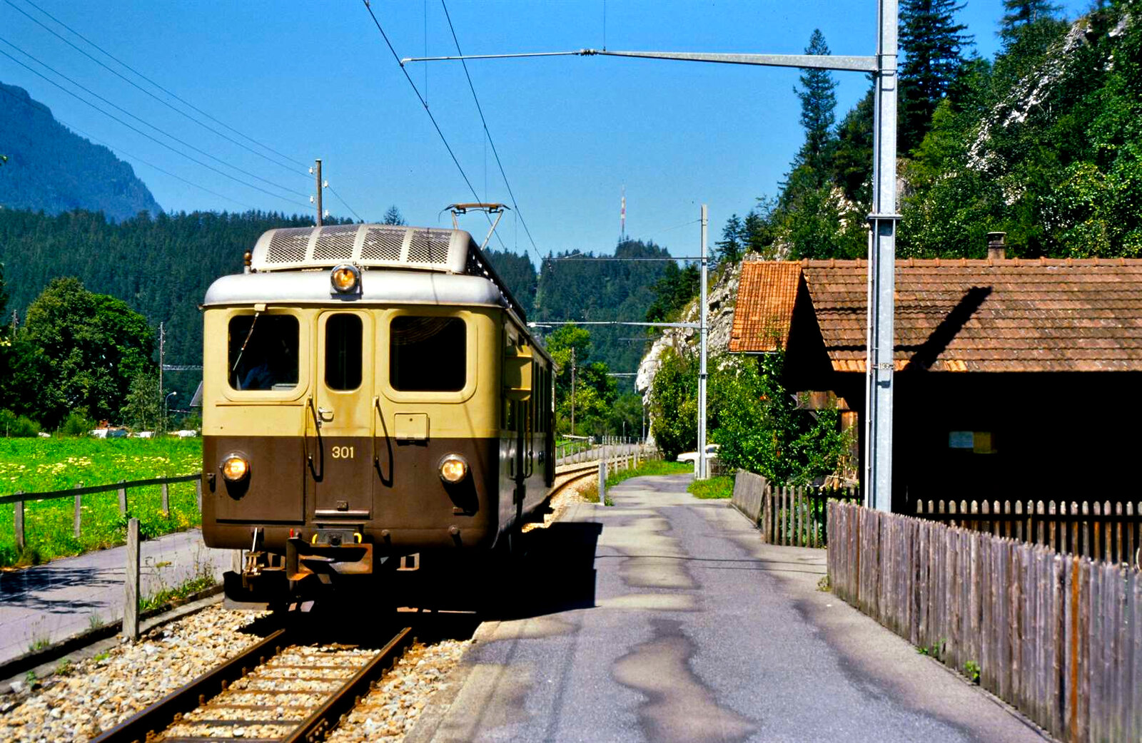 ET 301 der Baureihe ABDeh 4/4 auf der Berner Oberland-Bahn
