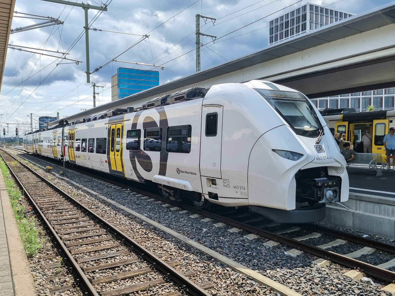 ET 463 574-4 mit der S 9 nach Karlsruhe Hbf steht in Mannheim Hbf, 22.07.2023.