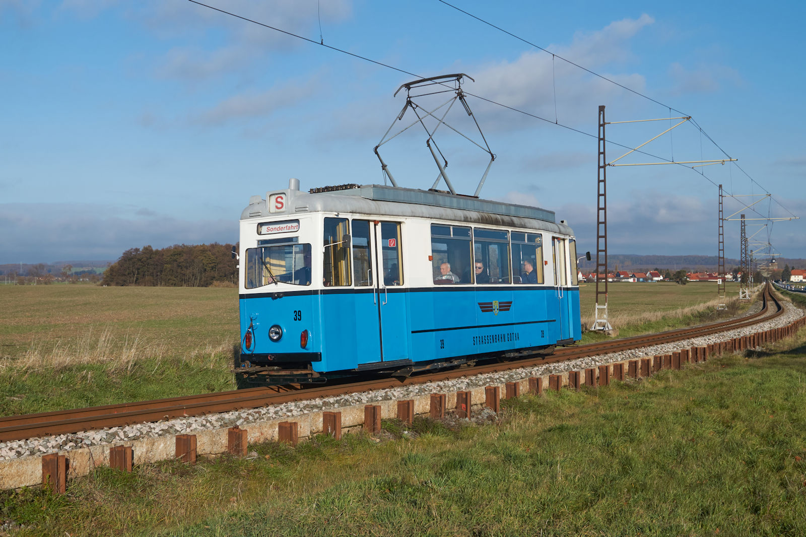 ET55 Nr. 39 der Thringer Wald- und Straenbahn Gotha war am 26.11.2022 fr eine Sonderfahrt gebucht und war auf dem Weg von Gotha in Richtung Friedrichroda. Hier befand sich der Wagen kurz vor dem Gleisdreieck.