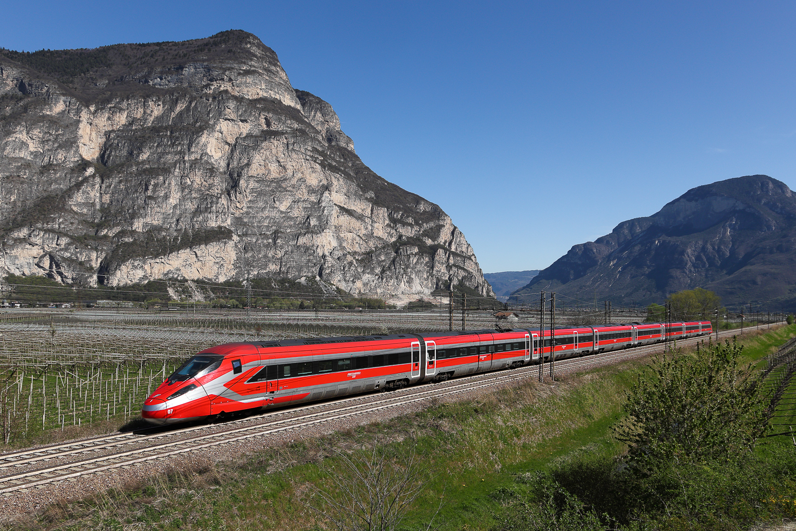 ETR 1000 Frecciarossa 400 007 am 02.04.2026 bei Salurn. Mein erstes Bild hier in Südtirol in diesem schönen Tal. Man weis erst gar nicht wie man seinen Bildausschnitt wählen soll so atemberaubend ist hier die Kulisse.