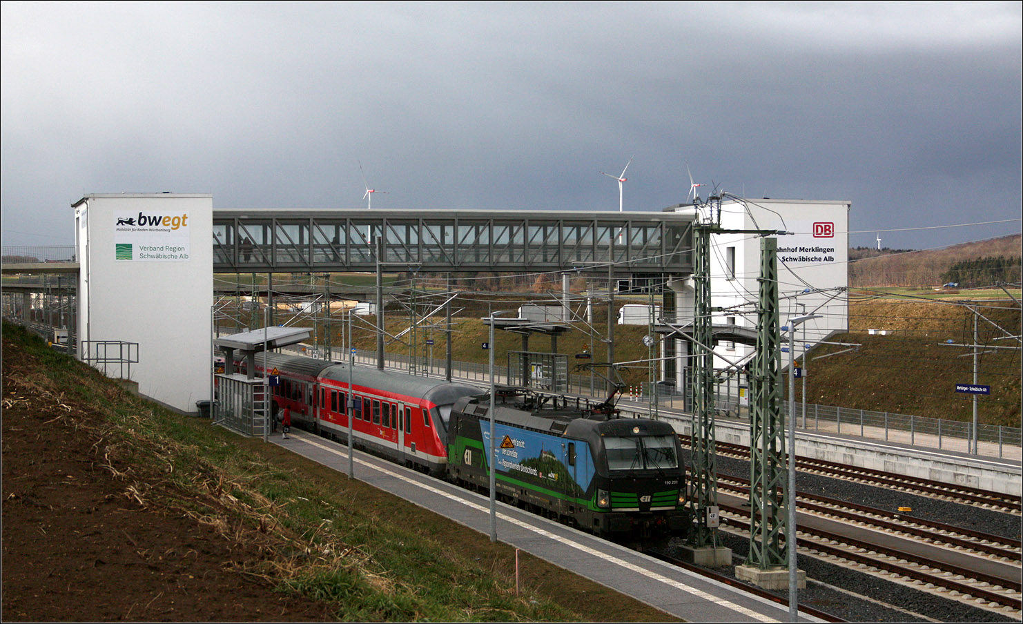 Etwa auf 700 Meter über NN - 

... liegt der neue Bahnhof 'Merklingen Schwäbische Alb' auf der Albhochfläche. Der Bahnhof liegt weit außerhalb des Ortes und wird von mehreren Buslinien angefahren. Außerdem gibt es einen großen Parkplatz.

15.03.2023 (M)