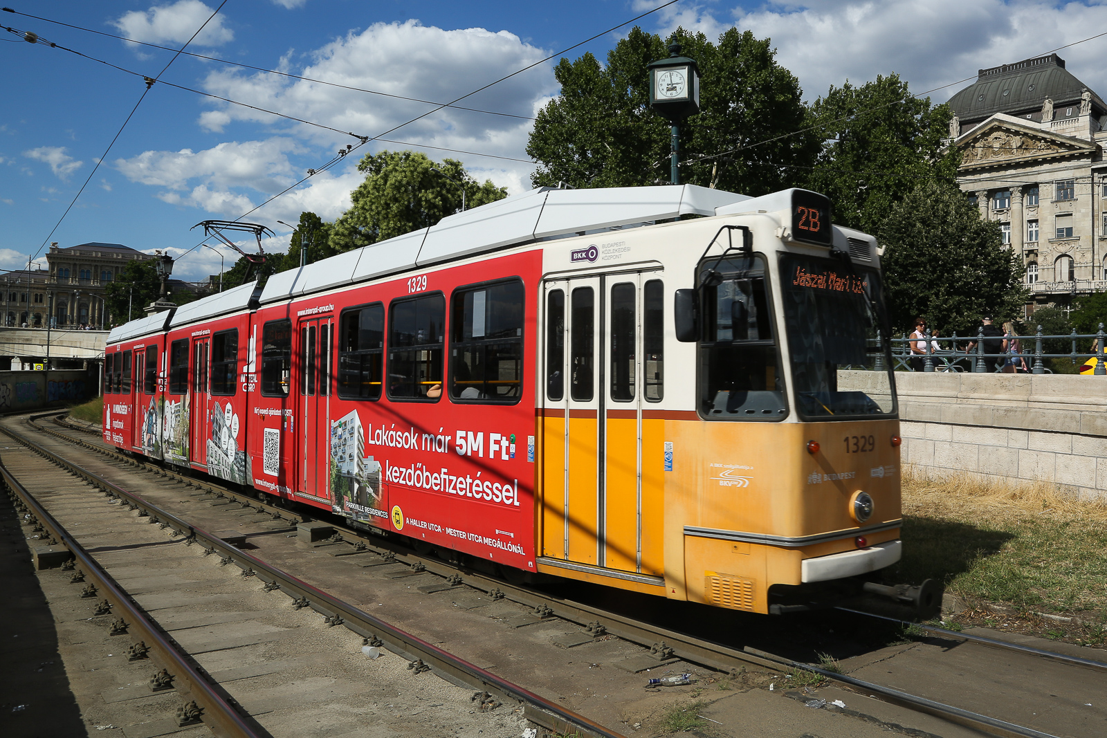 Etwas bunter Straßenbahn Budapest Zug 1329 auf der Linie 23 nach Jászai Mari tér bei Eötvös tér am 22.07.2026.