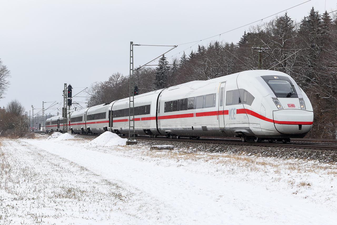 Etwas Schnee gabs am 16.2.25. Ein ICE Richtung Österreich pflegt sich in Landschaft bei Eglharting ein.