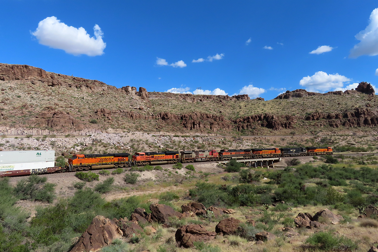 Etwas südöstlich von Kingman, AZ, bietet die Historic Route 66 sehr gute Fotostellen in der fantastischen Landschaft: Sieben Loks ziehen einen Güterzug in der roten Felswüste westwärts. Im Hintergrund ist das andere Gleis der Doppelspur zu sehen. Kingman, AZ, 30.9.2022