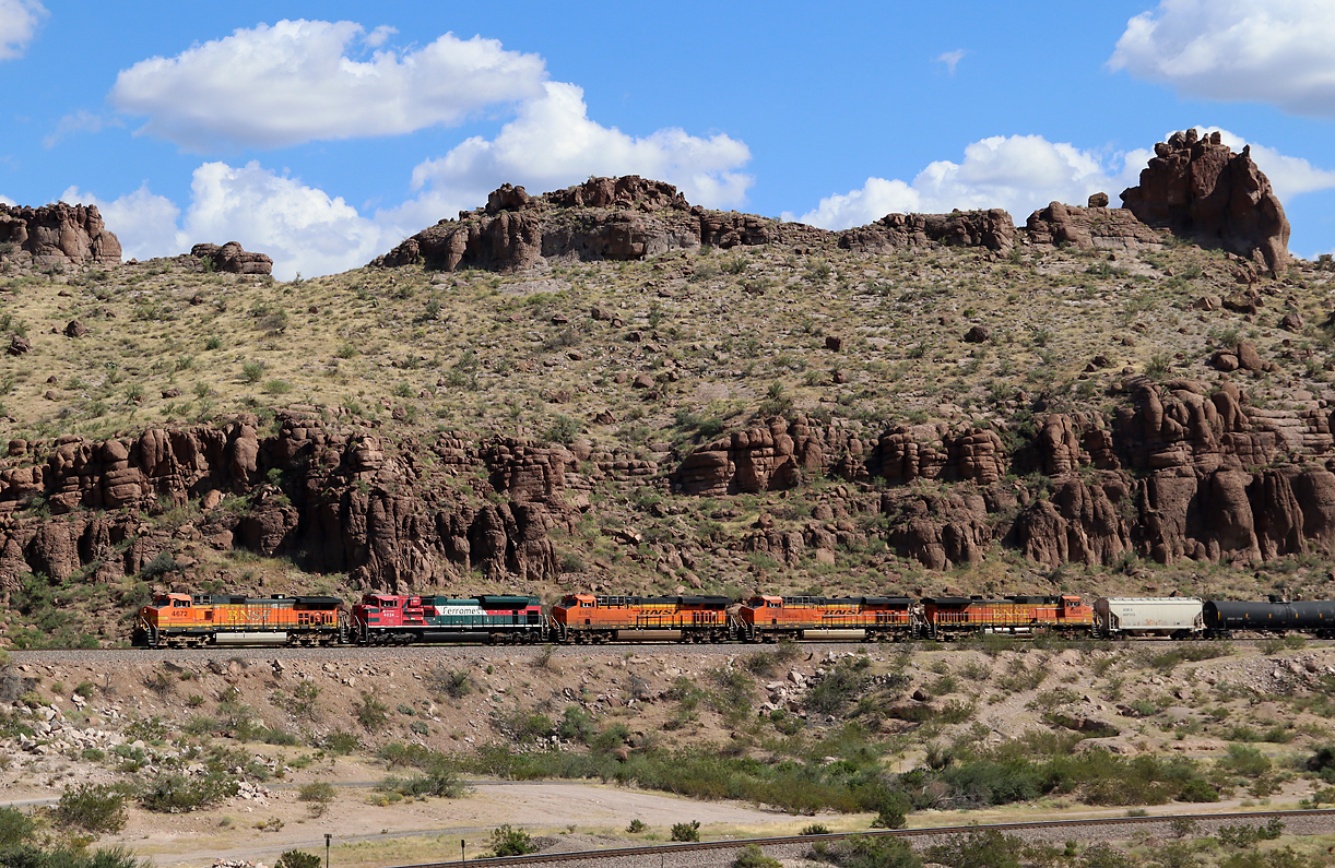 Etwas südöstlich von Kingman, AZ, bietet die Historic Route 66 sehr gute Fotostellen in der fantastischen Landschaft: Fünf Loks ziehen einen gemischten Güterzug in der roten Felswüste ostwärts. Kingman, AZ, 30.9.2022