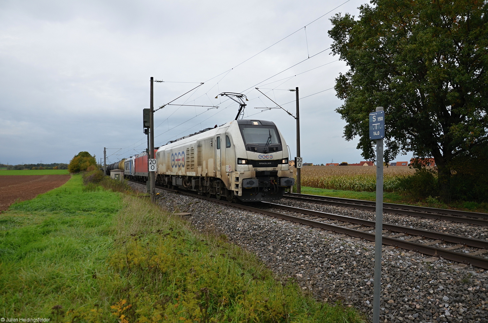 Eurodual Stadler 159 218-7 von Ecco Rail zieht ihren Kesselwagenzug in Richtung Treuchtlingen. Es hingen noch 2 kalte Bombardier Traxx hinter der Eurodual (185 631-8 D-ATLU und 187 342-1 D-Rpool)