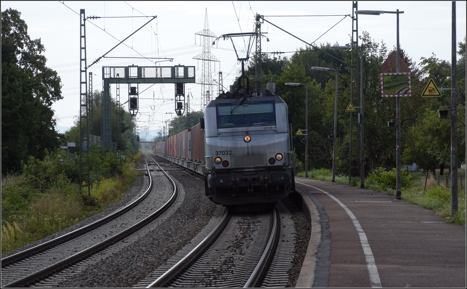 Europabahn.

Die Französin BB 37032 von Akiem kann das Linksfahren auch in Deutschland nicht lassen. Kork, August 2022.