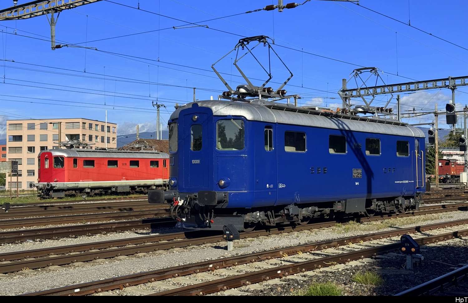 ex SBB / CLRA - Re 4/4 10016 (Rot)  + Re 4/4 10009 (Blau) im Bahnhof Lyss am 29.08.2026