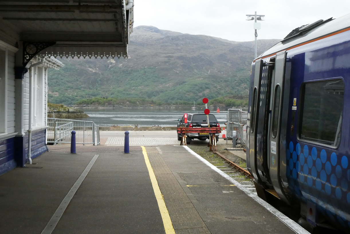 Exklusive Lage des Bahnhofs Kyle of Lochalsh: Wenn der einfahrende Zug nicht anhalten kann, stösst er dieses Auto direkt ins Meer. Kyle of Lochalsh, 6.5.2025