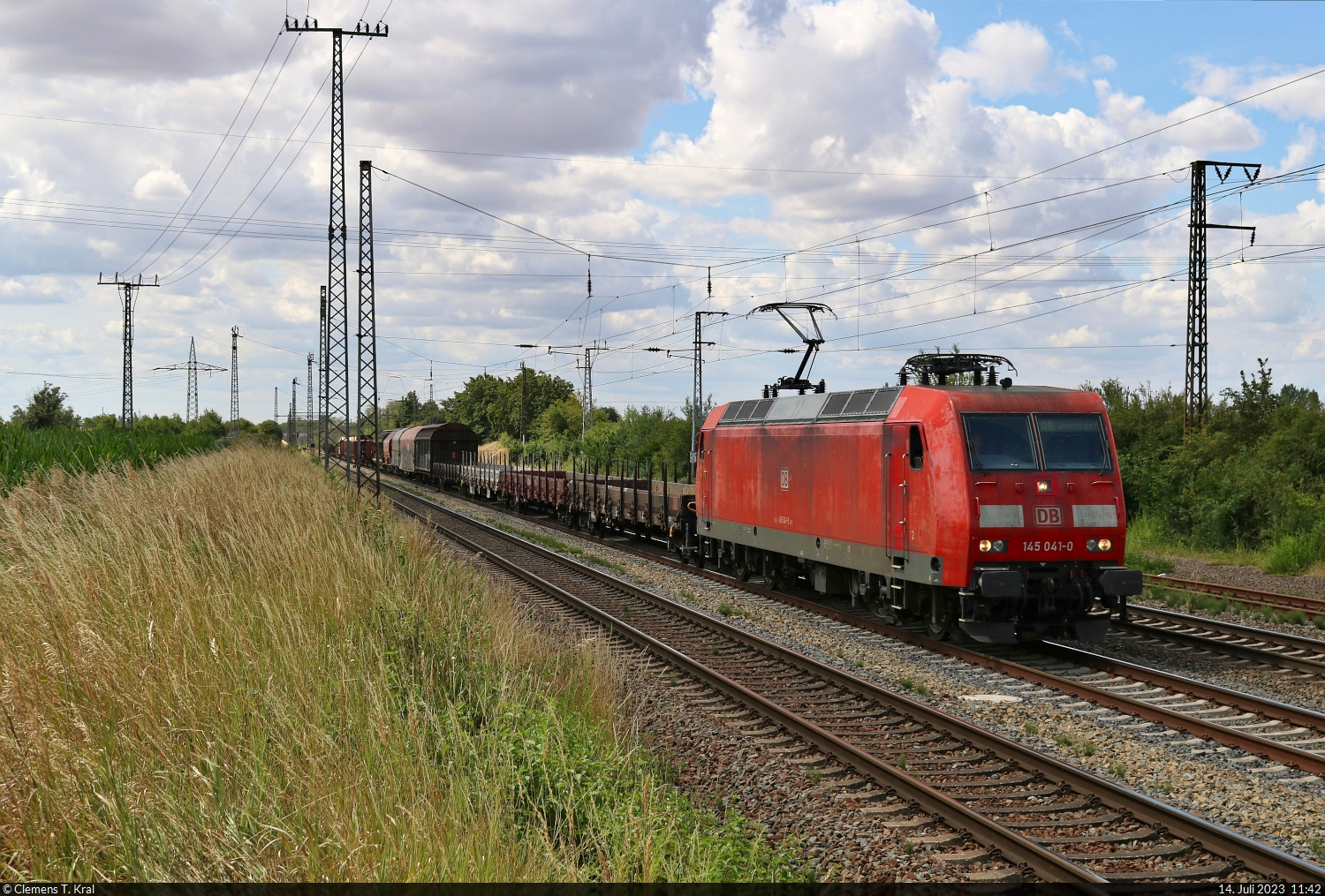 EZ mit 145 041-0 unterwegs in Großkorbetha in nördlicher Richtung.

🧰 DB Cargo
🕓 14.7.2023 | 11:42 Uhr
