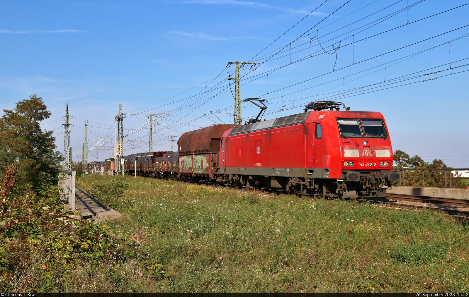 EZ mit 145 079-0 überquert in Halle (Saale) die Leipziger Chaussee (B 6) Richtung Abzweig Thüringer Bahn.

🧰 DB Cargo
🕓 26.9.2023 | 15:52 Uhr