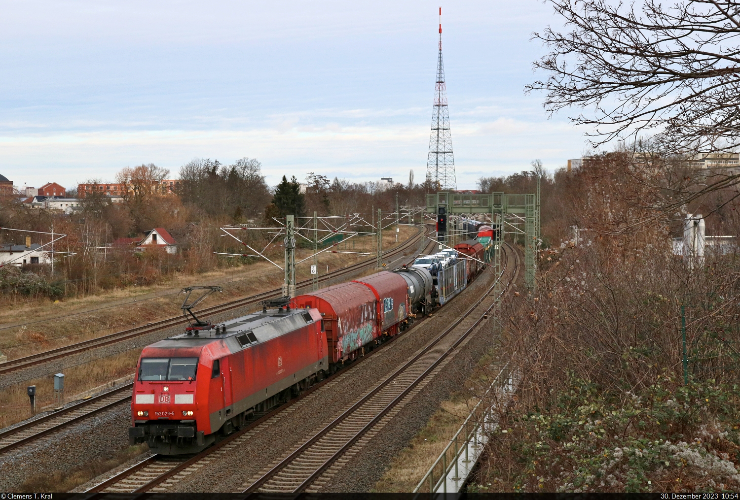 EZ mit 152 029-5 (Siemens ES64F) unterwegs in Leipzig-Connewitz Richtung Böhlen(Leipzig).
Fotografiert von einer Fußgängerbrücke.

🧰 DB Cargo
🕓 30.12.2023 | 10:54 Uhr