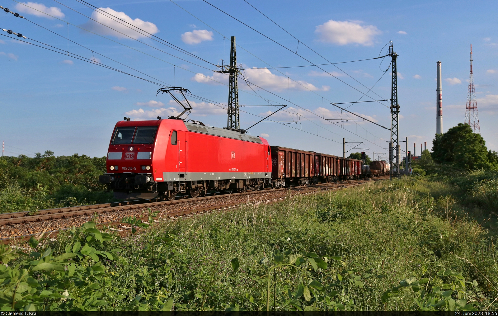 EZ mit 185 015-5 unterwegs an der Leipziger Chaussee (B 6) Richtung Zugbildungsanlage (ZBA) Halle (Saale).

🧰 DB Cargo
🕓 24.6.2023 | 18:55 Uhr