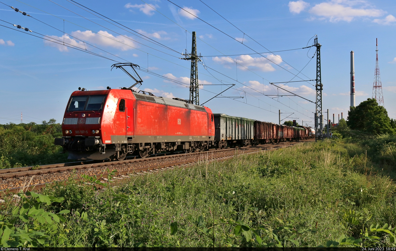 EZ mit 185 157-5 unterwegs an der Leipziger Chaussee (B 6) Richtung Zugbildungsanlage (ZBA) Halle (Saale).

🧰 DB Cargo
🕓 24.6.2023 | 18:49 Uhr