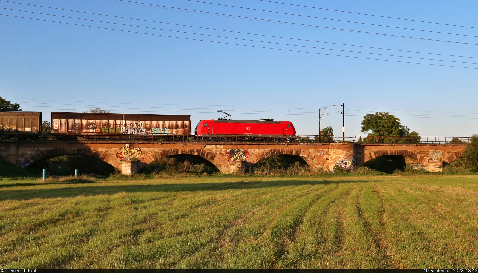 EZ mit 185 187-2 auf der Saalebrücke zwischen Angersdorf und Halle-Wörmlitz.

🧰 DB Cargo
🕓 10.9.2023 | 18:42 Uhr