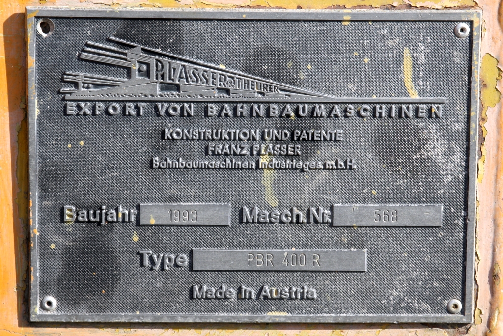 Fabriksschild der SRT กน.7 (กน.=BR./Ballast Regulator) eine Schotterkehr- und Planiermaschine (Hersteller: Plasser & Theurer, Type PBR-400R, Baujahr: 1993, Fab.Nr.: 568).