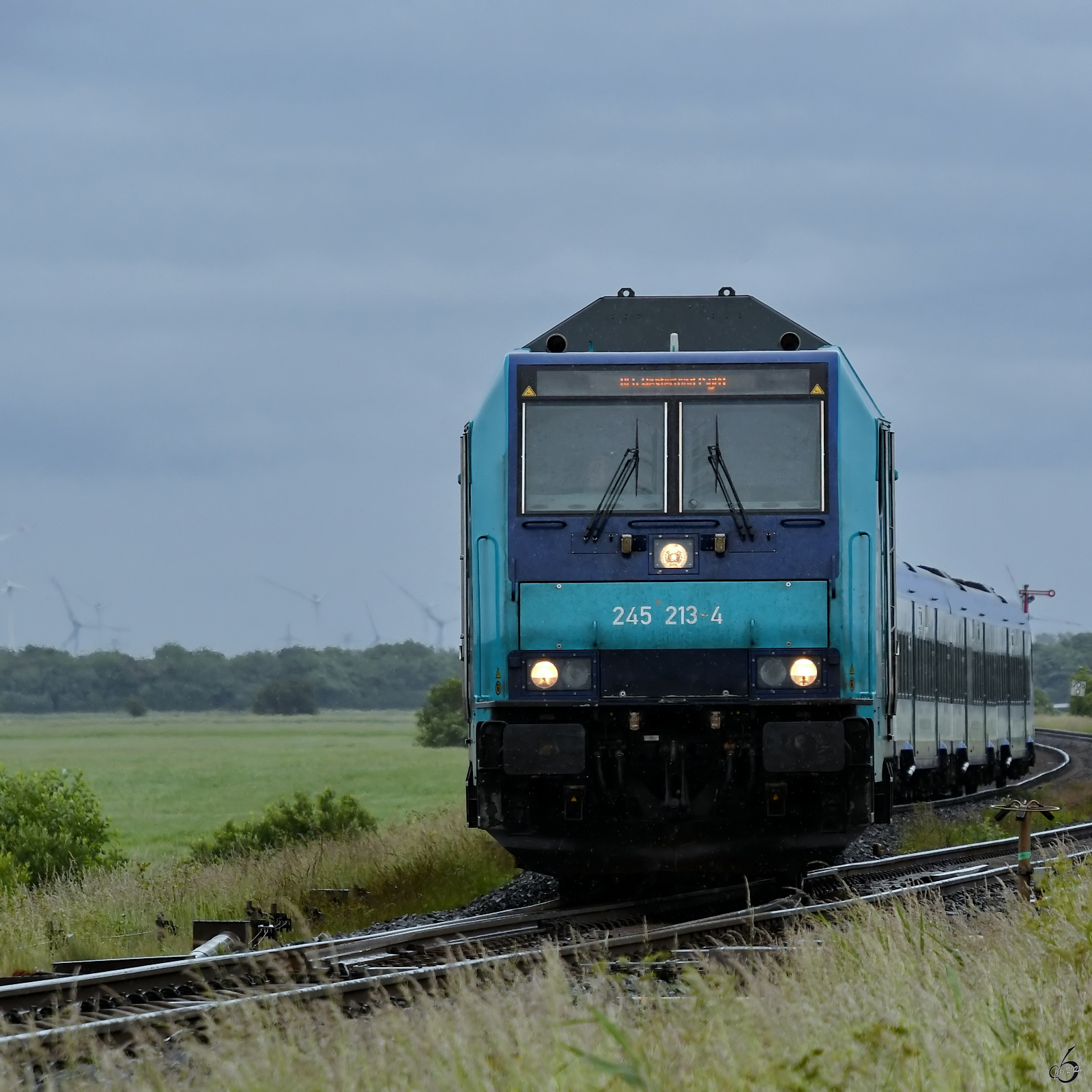 Face to face - 245 213-4 zieht einen Regionalzug nach Sylt, so gesehen im Juni 2024 bei Niebüll.