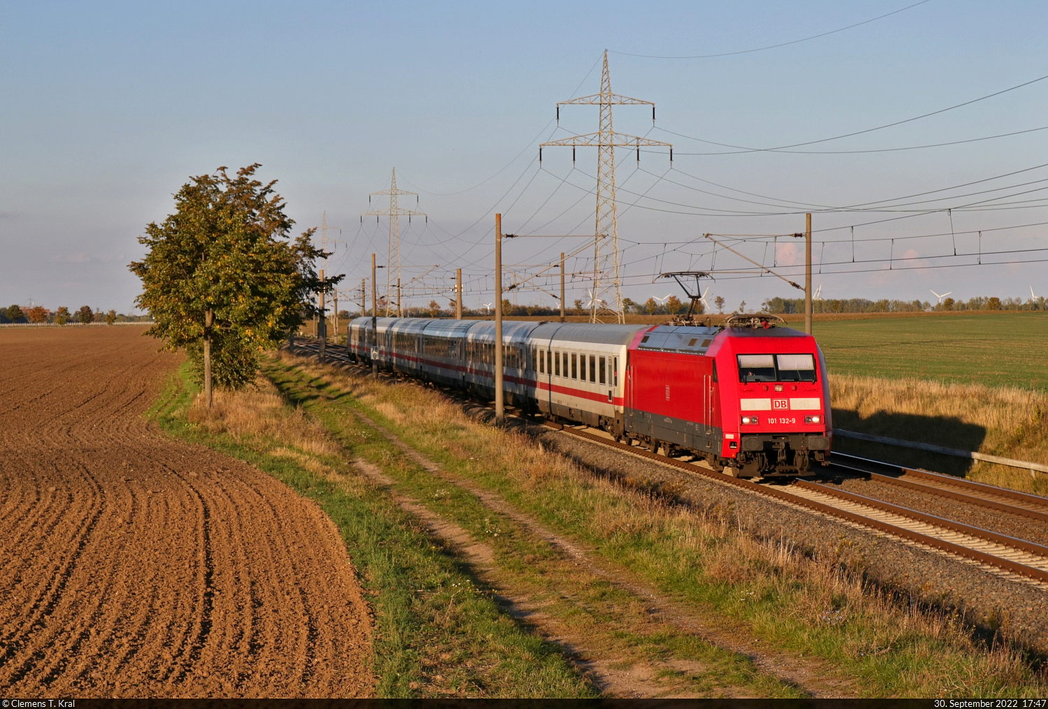 Fährt inzwischen auch mit IC2: Das Zugpaar zwischen Leipzig Hbf und Warnemünde. Auf seiner abendlichen Rückfahrt in die Messestadt konnte der Flachpark mit 101 132-9 in Braschwitz geknipst werden.

🧰 DB Fernverkehr
🚝 IC 2239  Warnow  (Linie 56) Warnemünde–Leipzig Hbf
🕓 30.9.2022 | 17:47 Uhr