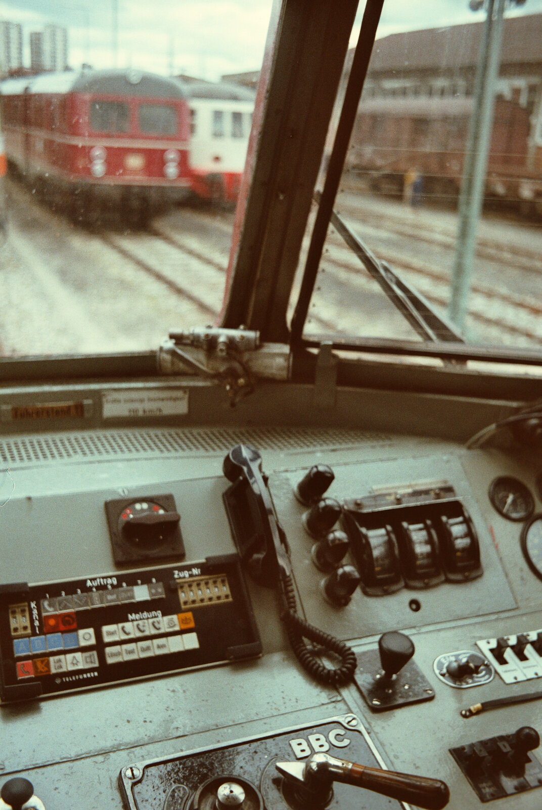 Fahrerplatz eines ET 56 (DB-Baureihe 456) bei einer Feier des BDEF auf dem Areal neben dem Stuttgarter Hauptbahnhof (Containerbahnhof), 31.05.1984