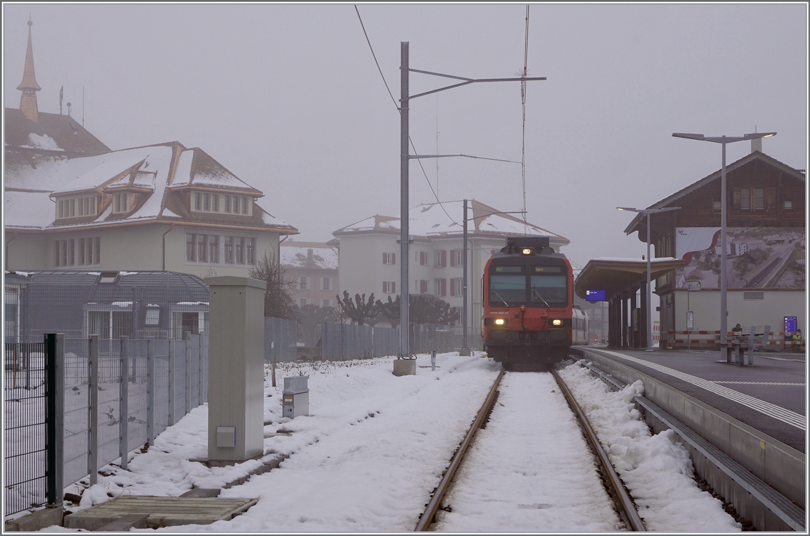 Fahrplanwechsel - In Zugausgangsbahnhof Broc Village wartet ein SBB Domino auf die Abfahrt nach Bern. 
Die Aufnahme entstand auf dem geöffneten Bahnübergang in Broc.- 

15. Dezember 2022