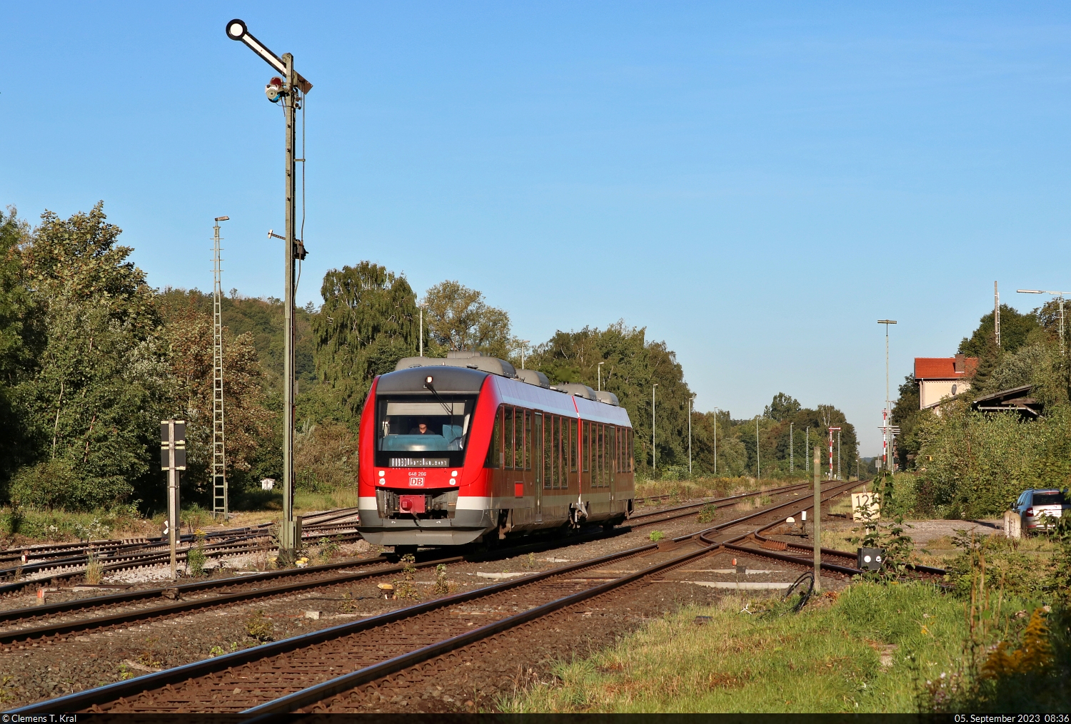 Fahrt frei Richtung Bad Lauterberg im Harz-Barbis: 648 266-4 (Alstom Coradia LINT 41) passiert das Ausfahrsignal des Betriebsbahnhofs Scharzfeld.

🧰 Harz-Weser-Bahn (DB Regio Nord)
🚝 RB 14009 (RB80) Göttingen–Nordhausen
🕓 5.9.2023 | 8:36 Uhr