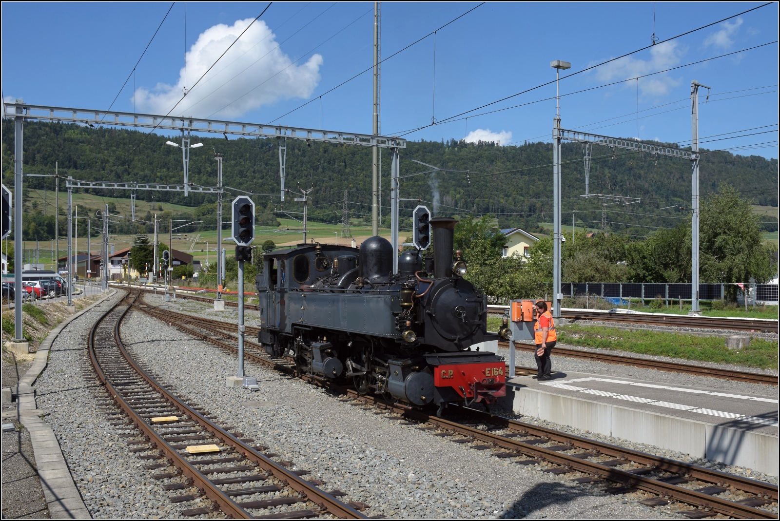 Fahrt mit Mittagessen und Zugüberfall bei La Traction. Nach dem Wasserfassen kann CP E164 vor den Sonderzug rangieren. Glovelier. September 2022.

Sollte irgendetwas mit dem neuen Bildformat nicht passen, bitte an mich per PN, werde ich gesammelt weiterleiten. Auch wenn alles klappt oder die großen Bilder Anklang finden, bitte eine kurze Rückmeldung... Inzwischen kann jeder bei Bedarf das neue Format selber nutzen.