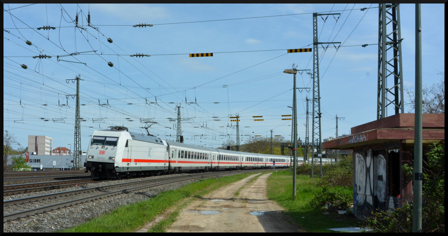  Fake-ICE : Die in ICE-Lackierung gestaltete 101 013-1 kommt mit dem IC 2082  Königssee  am 22.04.2023 in Würzburg um die Kurve. Der Zug verkehrte an diesem Tag wegen einer Streckensperrung in München rund 40 min verspätet und nur von München Pasing nach Hannover.
