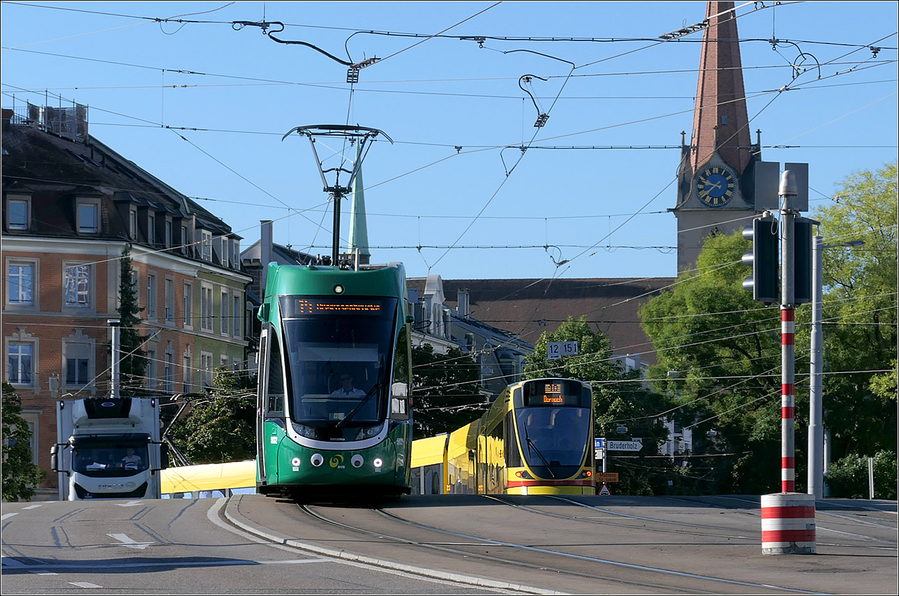 Falsche Größenverhältnisse - 

Bombardier Flexity 2 5032 (vermutlich auf der Linie 15 unterwegs) überragt hier die unbekannte Stadler Tango-Straßenbahn, die als Line 10 nach Dornach unterwegs ist.

Basel, Münchensteiner Brücke, 18.09.2025 (M)