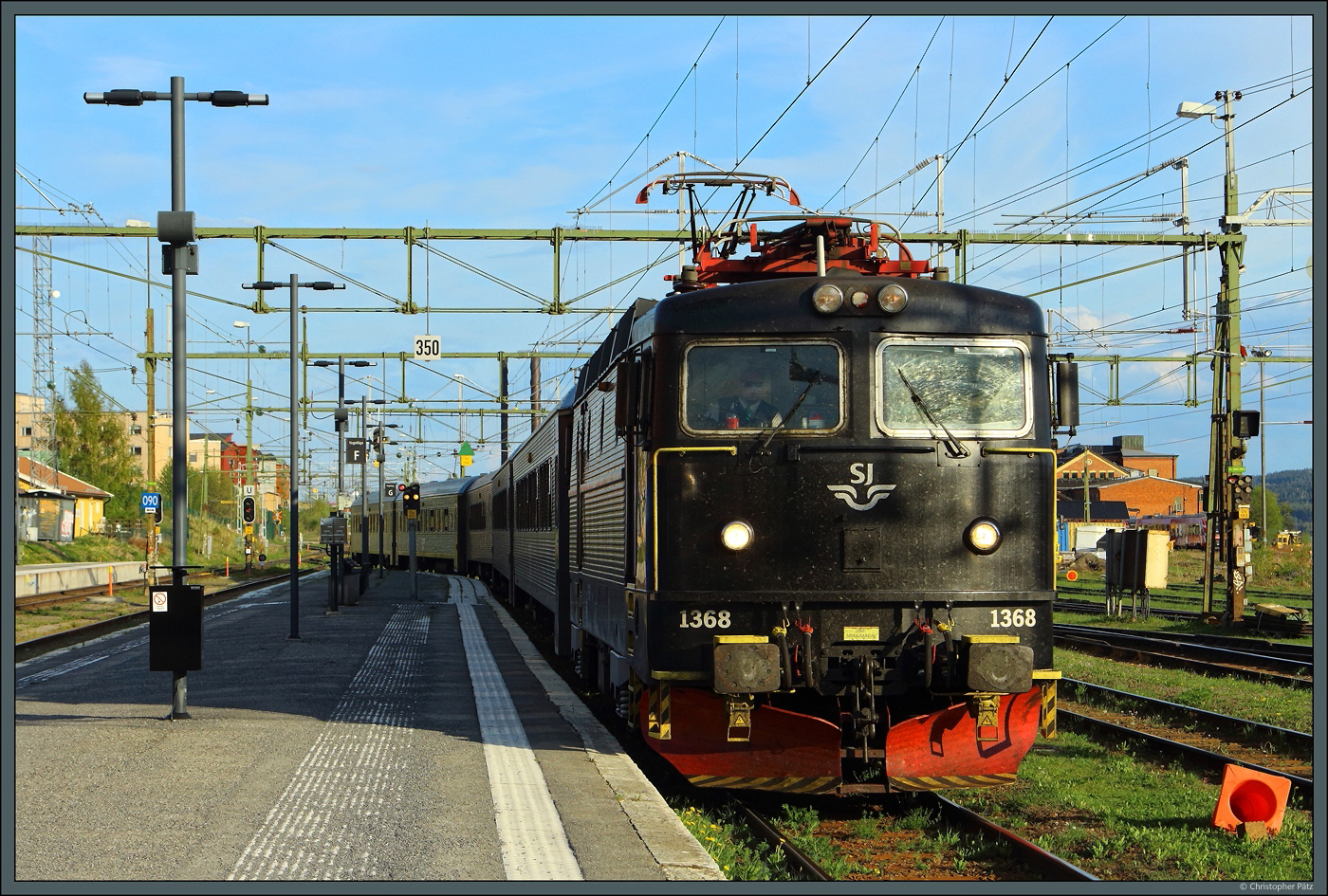 Fast 8 Stunden braucht der IC 10 von der Hauptstadt Stockholm bis nach Duved nahe der Grenze zu Norwegen. Als die Rc6 1368 der SJ mit dem Zug am 22.05.2023 in Östersund Central einfährt, ist bereits ein Großteil der Strecke geschafft. 