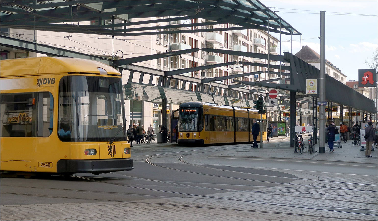 Fast im rechten Winkel -

... kreuzen sich die Straßenbahnstrecken an der Haltestelle Postplatz. Hier mit Blickrichtung zum Haltestellenteil in der Wallstraße.

22.03.2023 (M)