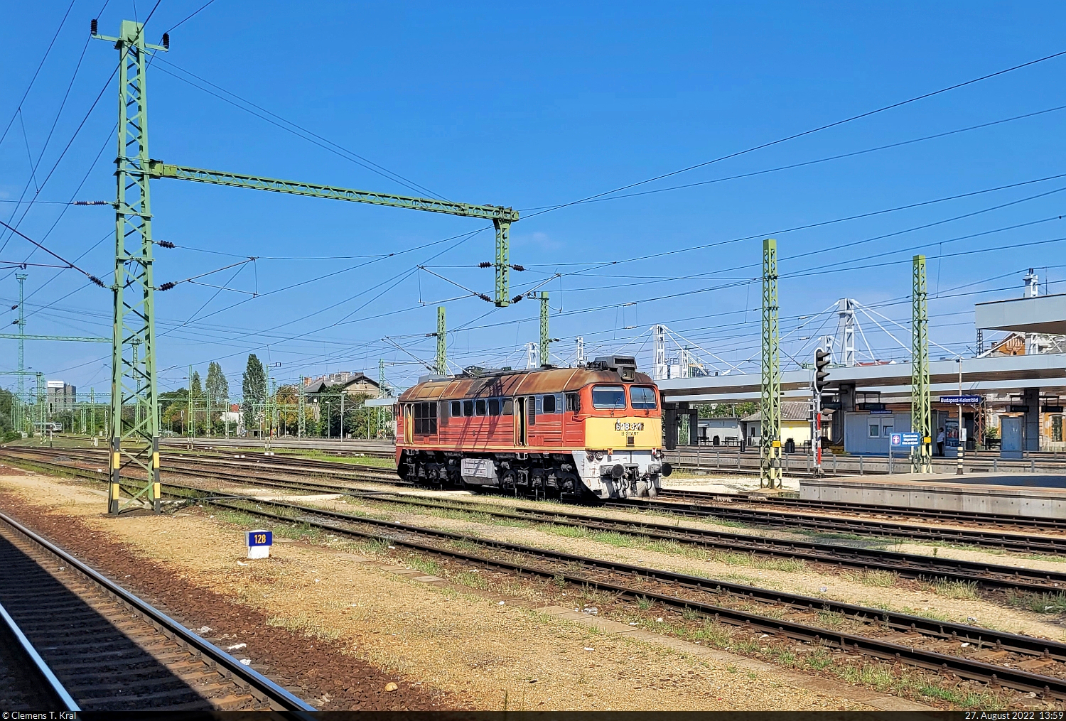 Fast wäre die 628 321-5 (LTS M62) im Bahnhof Budapest-Kelenföld (HU) der Kamera entwischt, konnte aber noch von hinten geschossen werden. Sie fuhr ohne Anhang in nördlicher Richtung.

🧰 MÁV
🕓 27.8.2022 | 13:59 Uhr