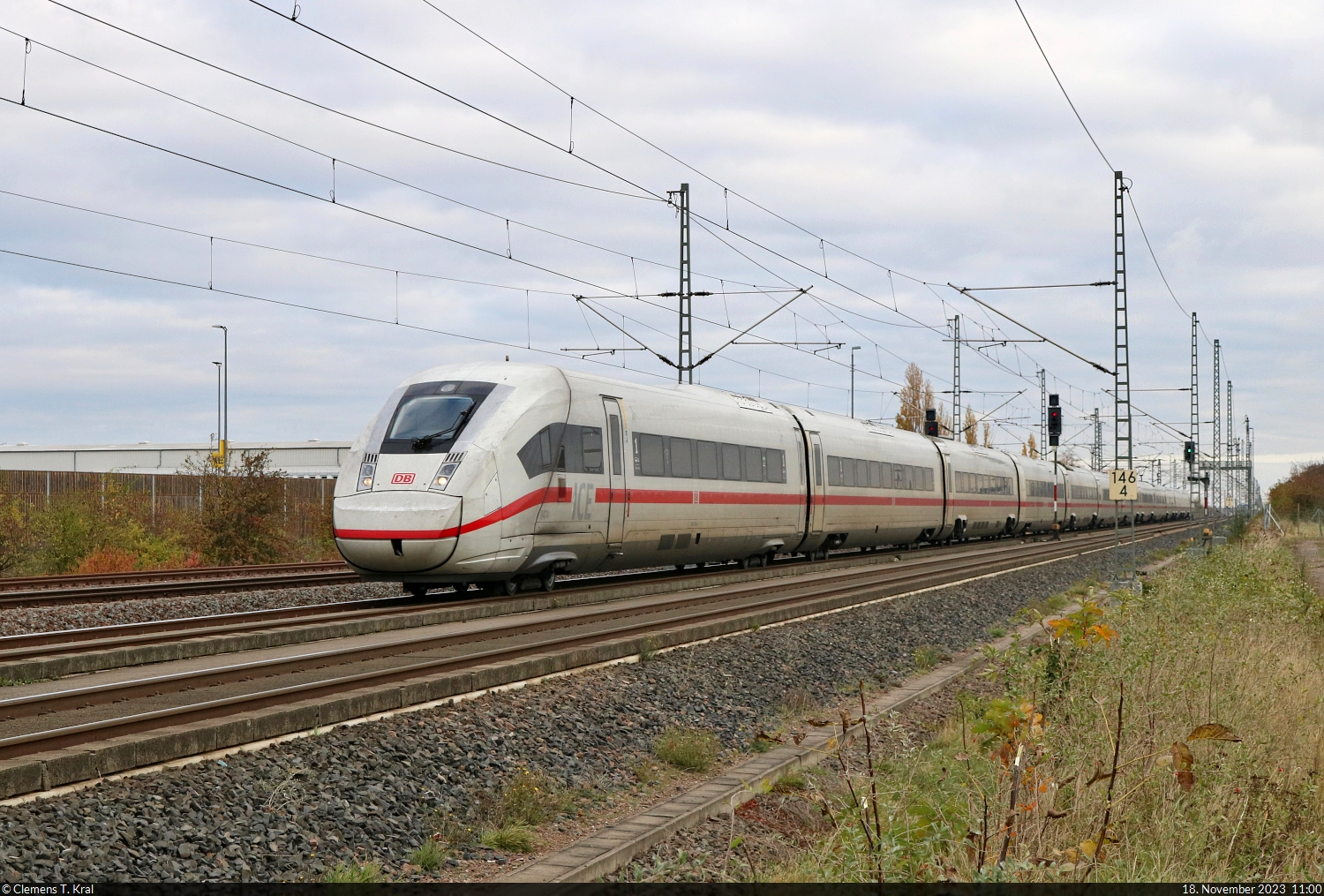 Fast zwei Stunden zu spät war 812 074-4 (Tz 9474), als er durch Landsberg (Saalekreis) fuhr.

🧰 DB Fernverkehr
🚝 ICE 575 (Linie 22) Berlin Hbf (tief)–Stuttgart Hbf [+110]
🕓 18.11.2023 | 11:00 Uhr
