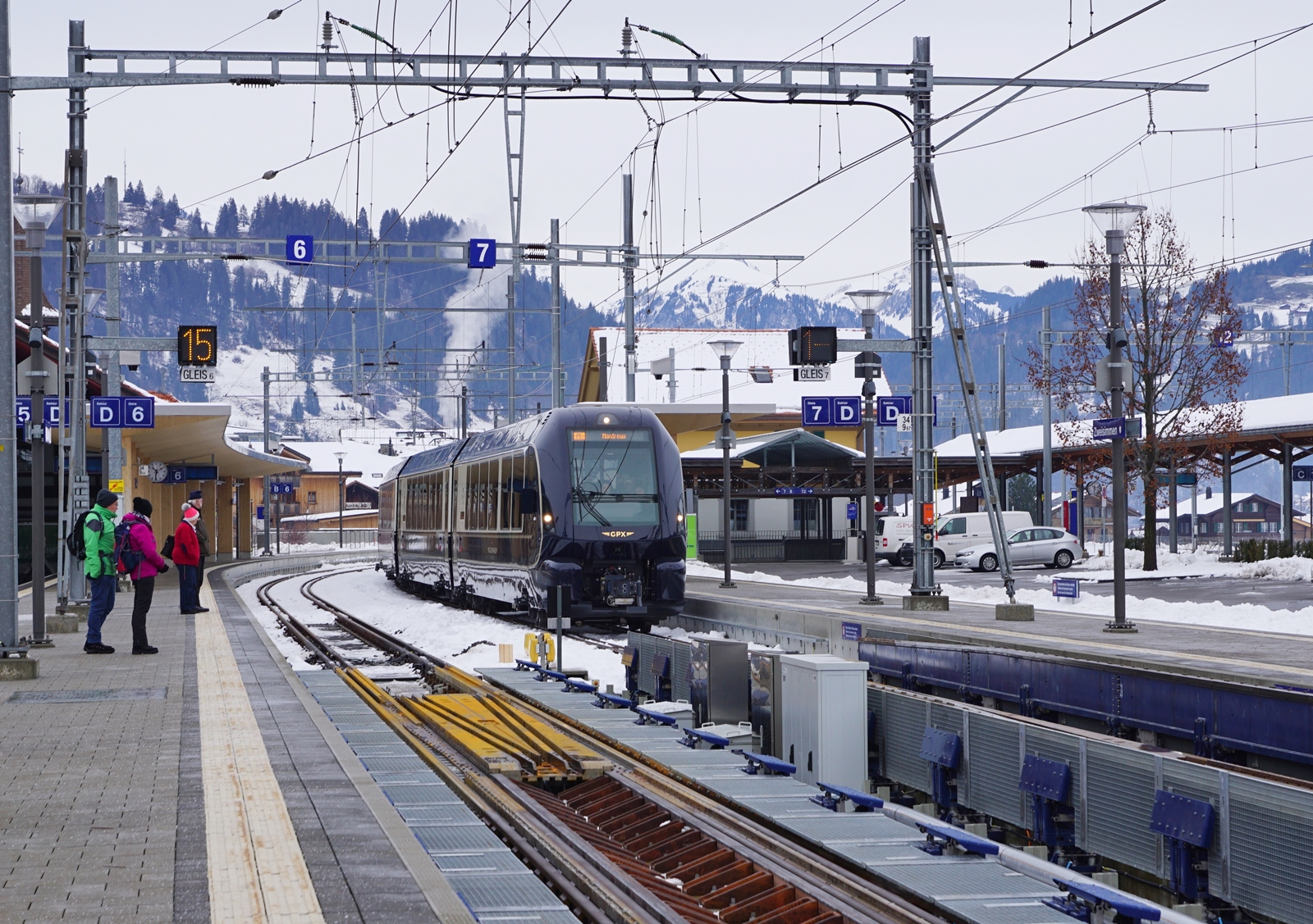 Faszination Spurwechsel: Nachdem der Lokwechsel vollzogen ist und es Zeit für die Abfahrt ist, verlässt der Zug Zweisimmen in Richtung Montreux: Die Schmalspur MOB Ge 4/4 8002 schiebt die noch auf der Normalspur rollenden Wagen nun durch die Umspuranlage. 

15. Dezember 2022